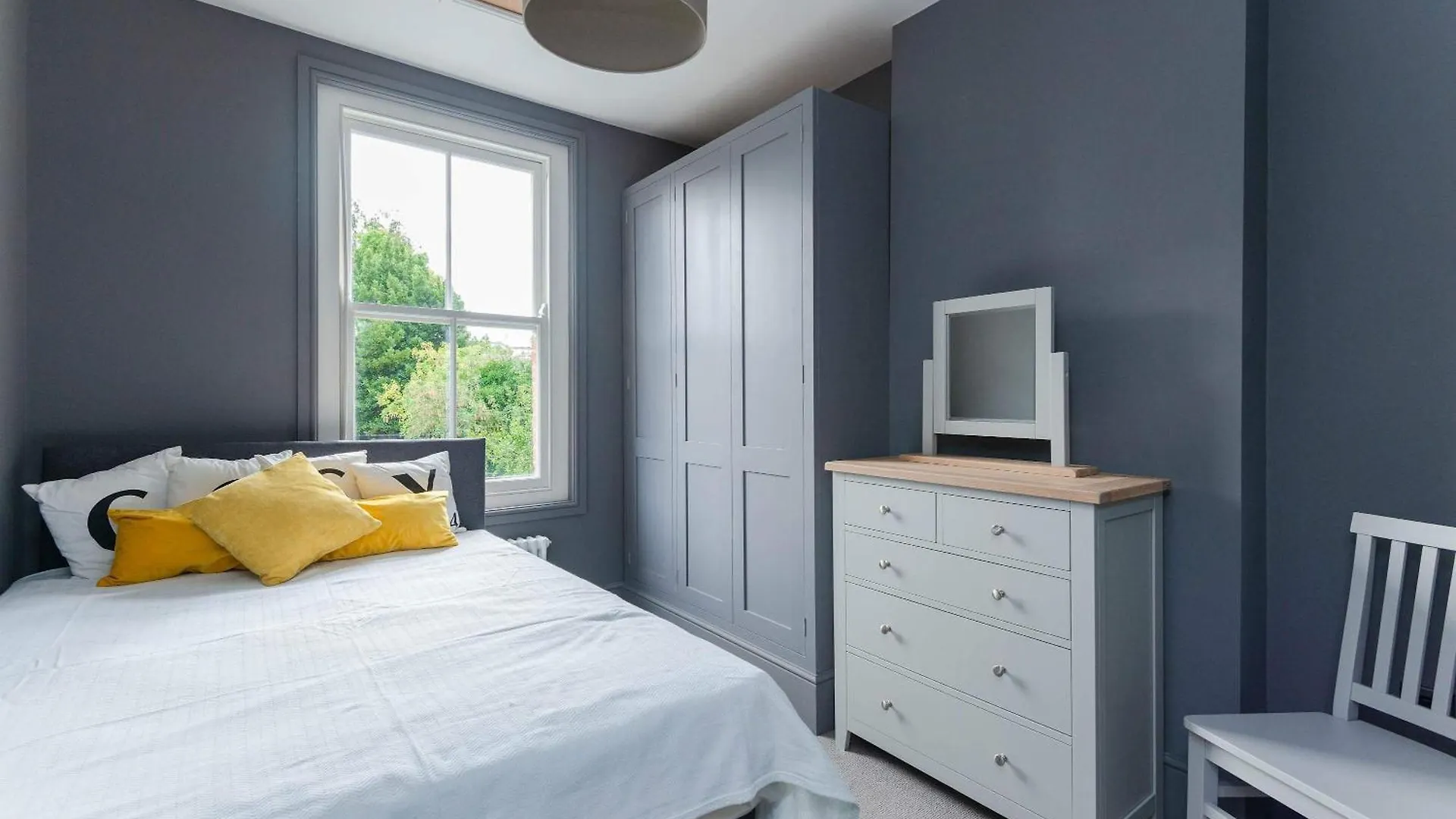Spacious House Private Parking & Garden GLOUCESTERSHIRE 0*,